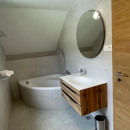 Tanja 3 Bedroom, Mountain View & Family Apartman *